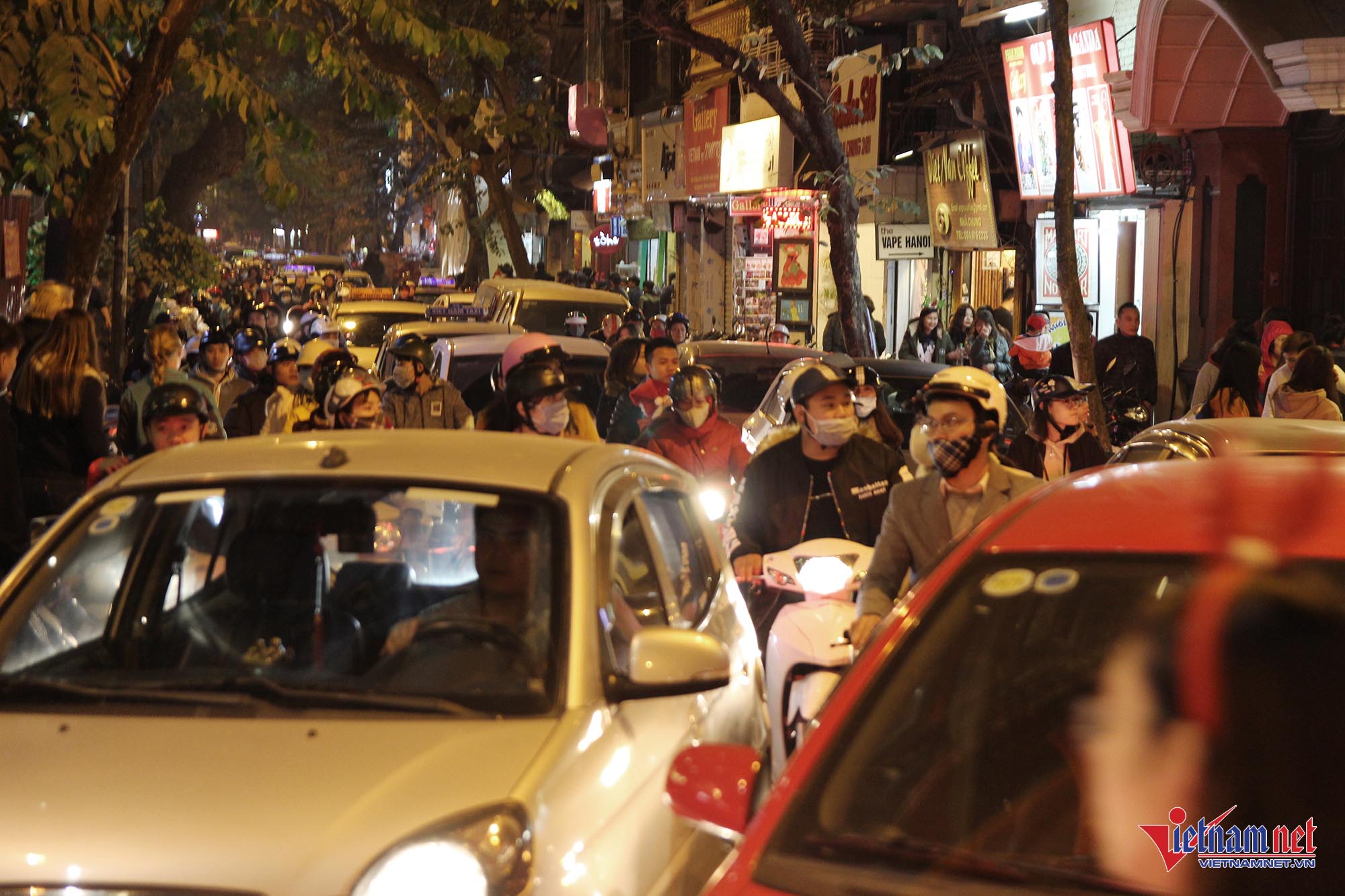 Nghìn người đi chơi Noel sớm, phố Hà Nội tắc cứng